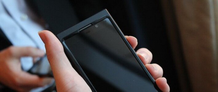 RIM показала прототип смартфона Dev Alpha B под новой ОС BlackBerry 10